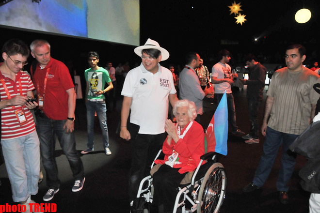 102-летняя гостья "Евровидения-2012" из Германии шокировала "Евроклуб" (фотосессия)