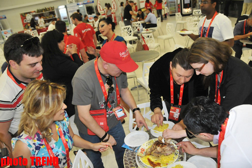 Иноcтранных журналистов угостили азербайджанским блюдом лявянги в пресс-центре "Baku Crystal Hall" (фото)