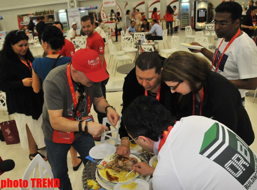 Иноcтранных журналистов угостили азербайджанским блюдом лявянги в пресс-центре "Baku Crystal Hall" (фото)