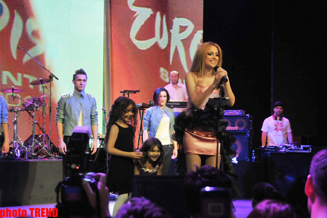 Нигяр Джамал с дочерьми дала концерт в Баку (фотосессия)