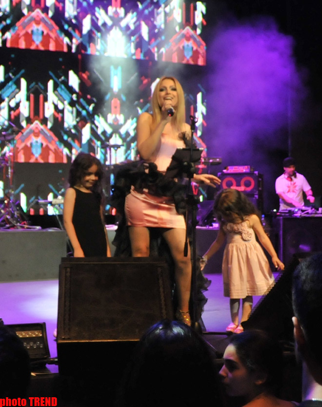 Нигяр Джамал с дочерьми дала концерт в Баку (фотосессия)