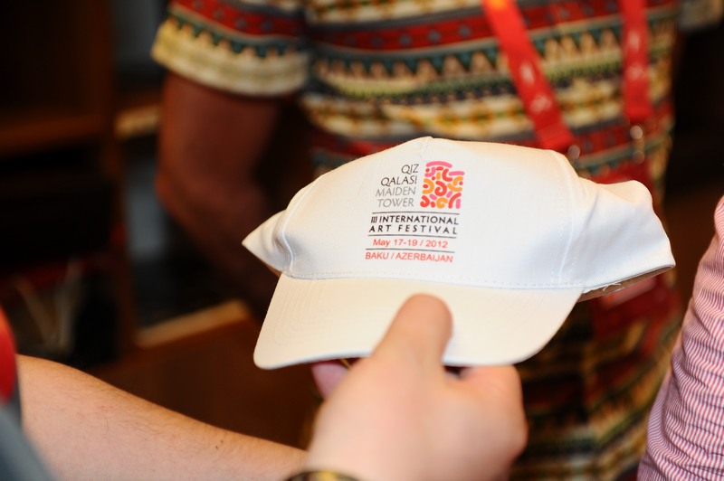 Представителям делегаций "Евровидения 2012" преподнесли памятные подарки (фото)