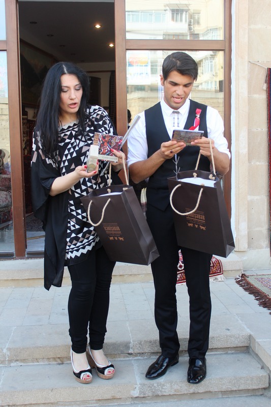 Представителям делегаций "Евровидения 2012" преподнесли памятные подарки (фото)