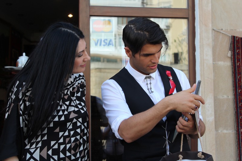 Представителям делегаций "Евровидения 2012" преподнесли памятные подарки (фото)