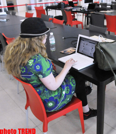 В неформальном голосовании финала "Евровидения-2012" лидирует Сабина Бабаева (фото)