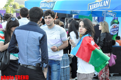 Тысячи людей в Баку празднуют финал "Евровидения 2012" (фотосессия)