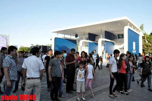 Тысячи людей в Баку празднуют финал "Евровидения 2012" (фотосессия)