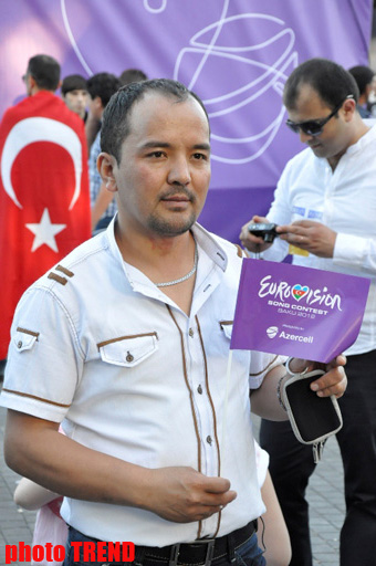 Тысячи людей в Баку празднуют финал "Евровидения 2012" (фотосессия)