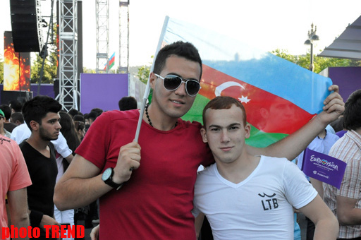 Тысячи людей в Баку празднуют финал "Евровидения 2012" (фотосессия)