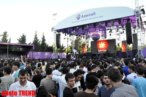 Тысячи людей в Баку празднуют финал "Евровидения 2012" (фотосессия)