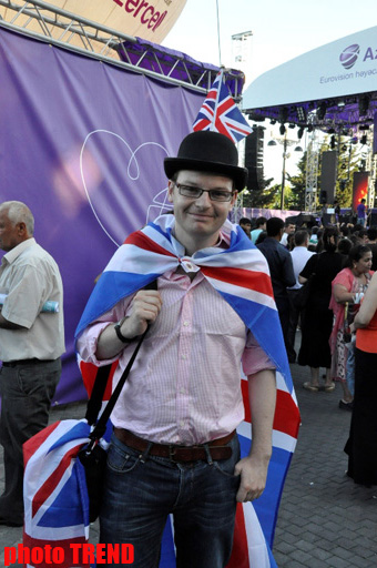 Тысячи людей в Баку празднуют финал "Евровидения 2012" (фотосессия)