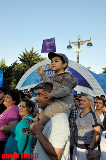 Тысячи людей в Баку празднуют финал "Евровидения 2012" (фотосессия)