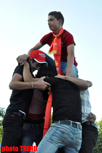Тысячи людей в Баку празднуют финал "Евровидения 2012" (фотосессия)