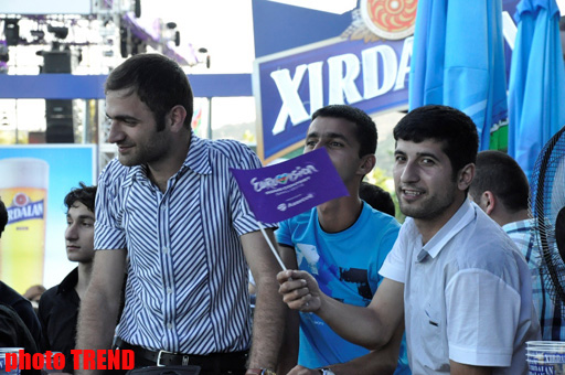 Тысячи людей в Баку празднуют финал "Евровидения 2012" (фотосессия)