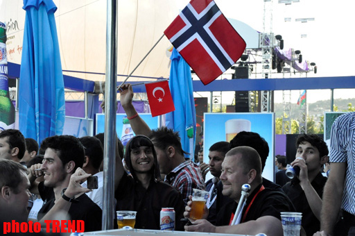 Тысячи людей в Баку празднуют финал "Евровидения 2012" (фотосессия)