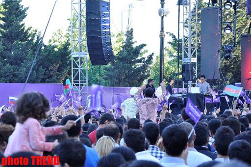 Тысячи людей в Баку празднуют финал "Евровидения 2012" (фотосессия)