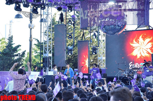 Тысячи людей в Баку празднуют финал "Евровидения 2012" (фотосессия)