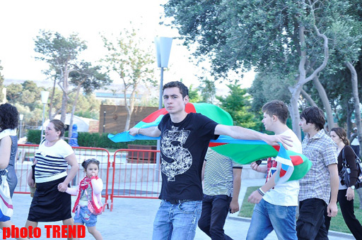 Тысячи людей в Баку празднуют финал "Евровидения 2012" (фотосессия)