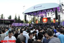 Тысячи людей в Баку празднуют финал "Евровидения 2012" (фотосессия)