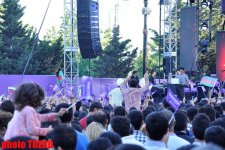 Тысячи людей в Баку празднуют финал "Евровидения 2012" (фотосессия)
