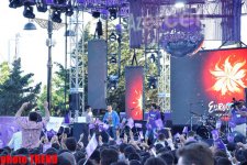 Тысячи людей в Баку празднуют финал "Евровидения 2012" (фотосессия)