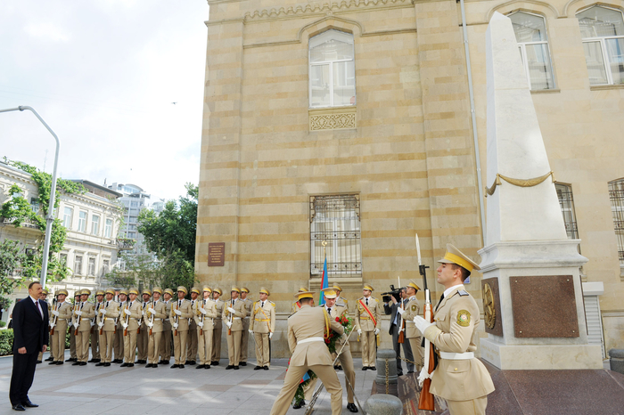 Президент Ильхам Алиев посетил монумент, воздвигнутый в честь Азербайджанской Демократической Республики (ФОТО)