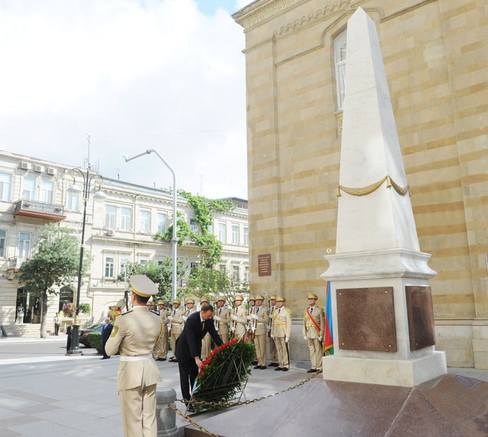 Президент Ильхам Алиев посетил монумент, воздвигнутый в честь Азербайджанской Демократической Республики (ФОТО)