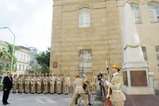 Президент Ильхам Алиев посетил монумент, воздвигнутый в честь Азербайджанской Демократической Республики (ФОТО)