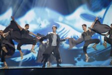 ТОП-10 нарядов певцов-финалистов "Евровидения 2012" от Фахрии Халафовой (фото)