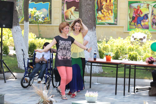 Азербайджанские певицы угостили детей пловом и долмой (фотосессия)