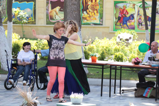 Азербайджанские певицы угостили детей пловом и долмой (фотосессия)