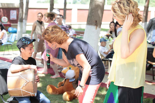 Азербайджанские певицы угостили детей пловом и долмой (фотосессия)