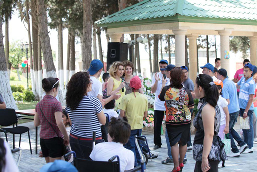 Азербайджанские певицы угостили детей пловом и долмой (фотосессия)