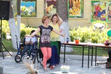 Азербайджанские певицы угостили детей пловом и долмой (фотосессия)