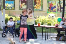 Азербайджанские певицы угостили детей пловом и долмой (фотосессия)