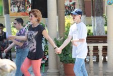 Азербайджанские певицы угостили детей пловом и долмой (фотосессия)