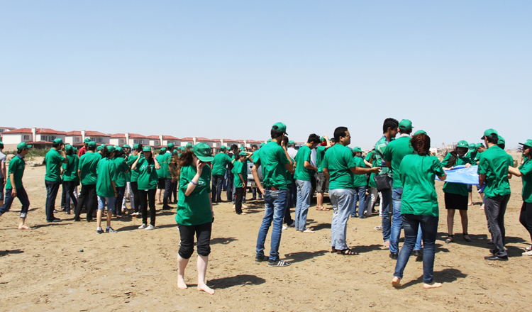 Состоялся субботник по очистке пляжной зоны в поселке Шувелян (фото)