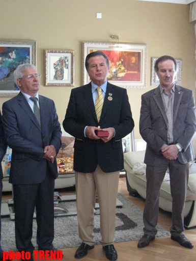 Известному врачу Туркару Сандаллы в Баку вручен орден "Золотое сердце" (фото)