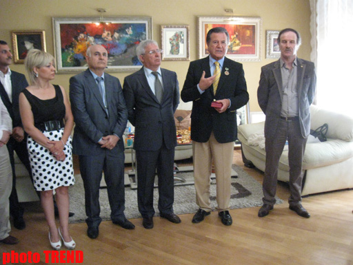 Известному врачу Туркару Сандаллы в Баку вручен орден "Золотое сердце" (фото)