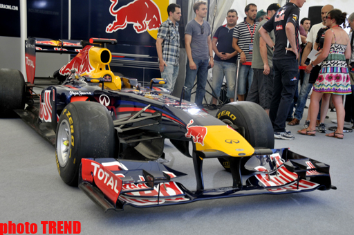 Самый быстрый в мире болид в Баку - грандиозное шоу Red Bull Racing (фото)