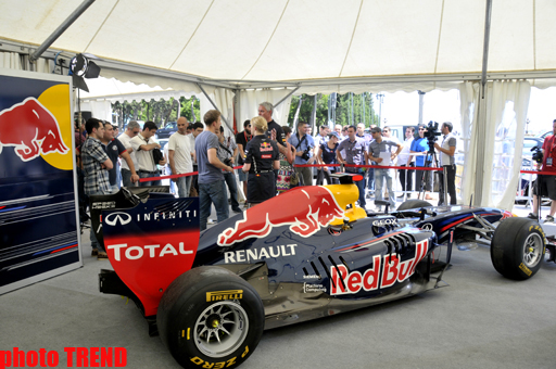 Самый быстрый в мире болид в Баку - грандиозное шоу Red Bull Racing (фото)