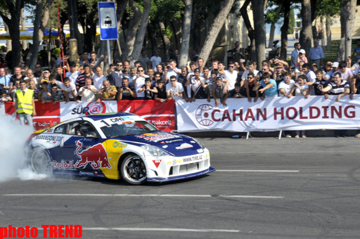 Самый быстрый в мире болид в Баку - грандиозное шоу Red Bull Racing (фото)