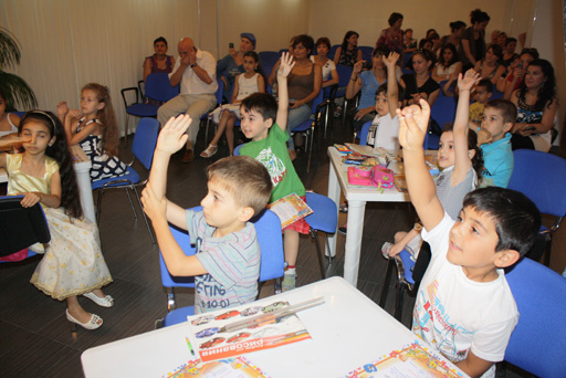 В Баку прошел литературный утренник "Путешествие в мир знаний" (фотосессия)