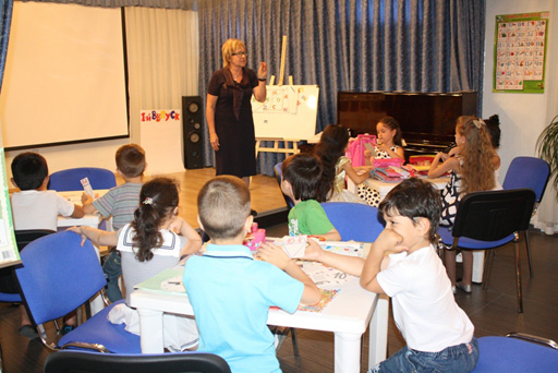 В Баку прошел литературный утренник "Путешествие в мир знаний" (фотосессия)