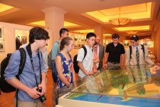 Американские школьники-победители конкурса сочинений, проведенного при поддержке Фонда Гейдара Алиева, находятся с визитом в Азербайджане (ФОТО)