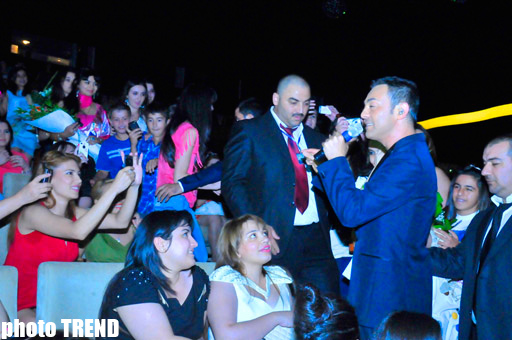 "Романтичный принц поп-музыки" Сердар Ортадж выступил с концертом в Баку (фотосессия)