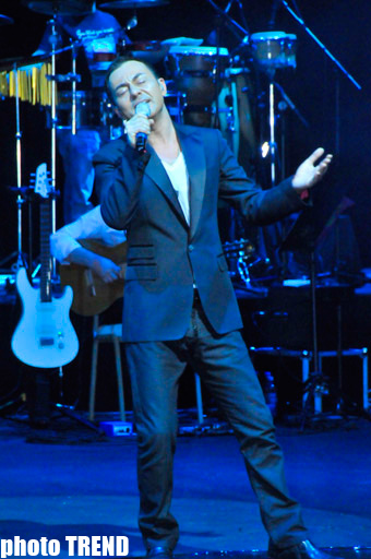 "Романтичный принц поп-музыки" Сердар Ортадж выступил с концертом в Баку (фотосессия)