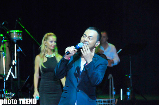 "Романтичный принц поп-музыки" Сердар Ортадж выступил с концертом в Баку (фотосессия)