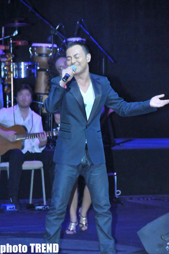 "Романтичный принц поп-музыки" Сердар Ортадж выступил с концертом в Баку (фотосессия)