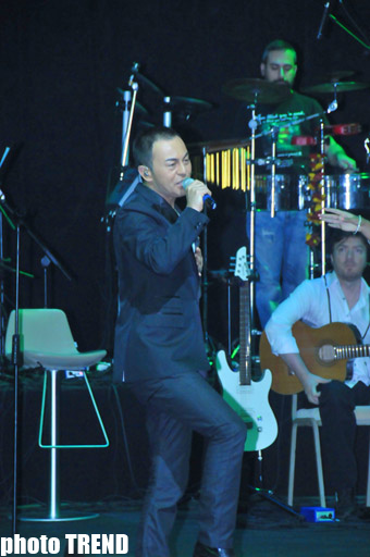 "Романтичный принц поп-музыки" Сердар Ортадж выступил с концертом в Баку (фотосессия)